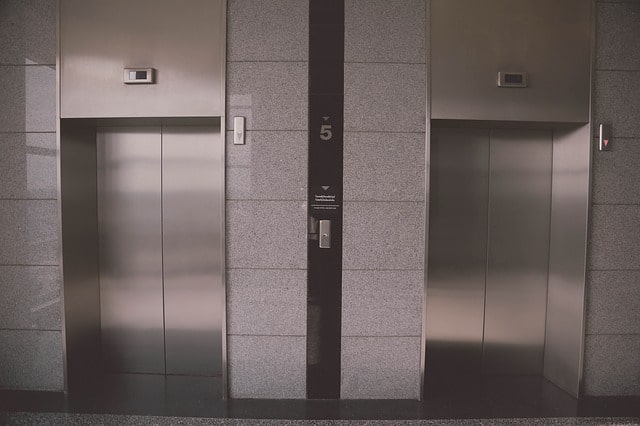 גרים בקומה גבוהה והרהיט החדש לא נכנס למעלית כך פועלים