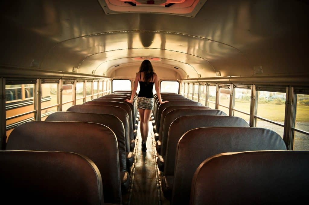 ילדה באוטובוס